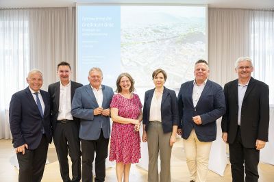 v. l.: Christian Purrer (Vorstand Energie Steiermark), Gert Heigl (Vorstandsdirektor Infrastruktur & Energie Holding Graz), Wolfgang Malik (CEO Holding Graz), Elke Kahr (Bürgermeisterin Graz), Judith Schwentner (Vizebürgermeisterin Graz), Michael Ehmann (SPÖ-Klubobmann), Werner Prutsch (Abteilungsleiter Umweltamt Graz). © Stadt Graz / Fischer