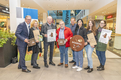 Waldemar Zelinka (CITYPARK Graz), Alexandra Loidl und Kathrin Münzer (Holding Graz) sowie Christopher Lindmayr und Katharina Vipauz (Umweltamt) überreichten den glücklichen Gewinner:innen die Preise © Stadt Graz / Fischer