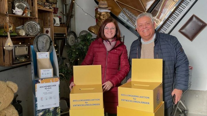 Dr.Maria-Ortner von der Abfallwirtschaft der Holding und Dr.-Wilhelm-Himme, Praesident des Lions Club Graz Joanneum mit den Sammelboxen