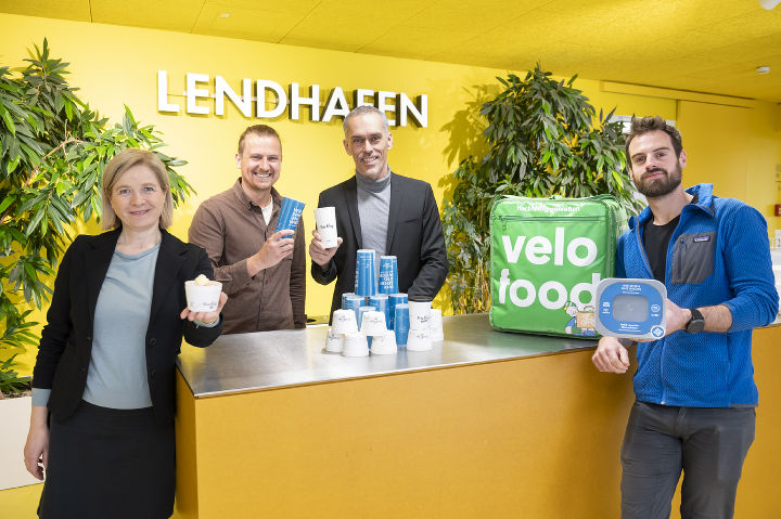 Graz setzt auf Mehrweg - v.l.n.r.: Vizebürgermeisterin Judith Schwentner, Christopher Lindmayr vom Umweltamt. Anton Eselsbrunner von der SASt und Josh Follak von velofood