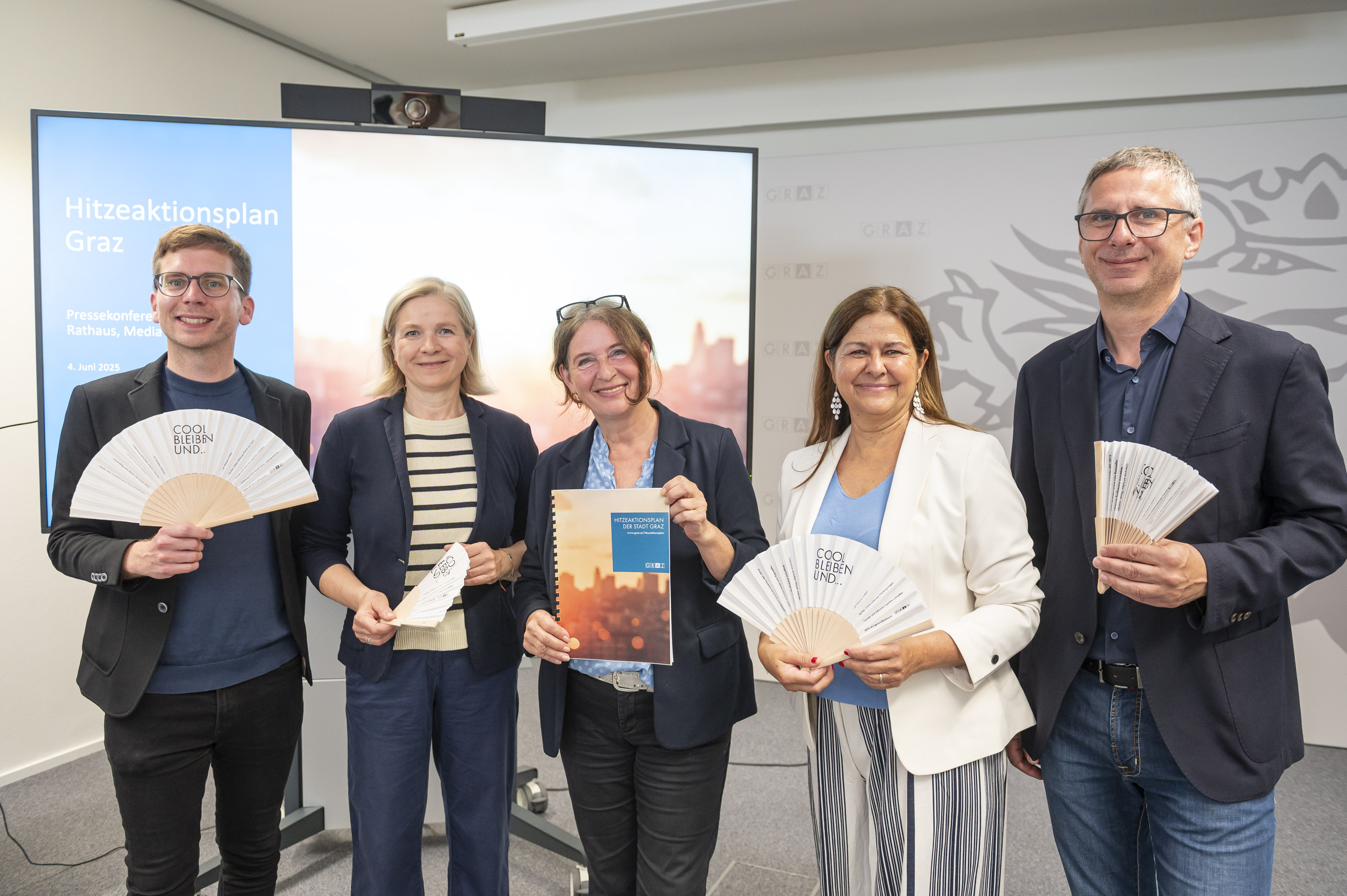 v.l: Robert Krotzer, Judith Schwentner, Elke Kahr, Doris Kampus und Martin Haidvogl stellen Aktionsplan vor © Stadt Graz/Foto Fischer v.l: Robert Krotzer, Judith Schwentner, Elke Kahr, Doris Kampus und Martin Haidvogl stellen Aktionsplan vor