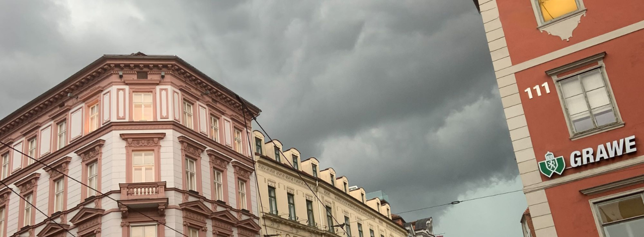 Gewitter im Anmarsch über dem Grazer Hauptplatz