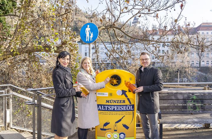 Vorständin Alice Loidl, Vizebürgermeiterin Judith Schwentner und GF Ewald Münzer präsentieren die neuen Sammelcontainer
